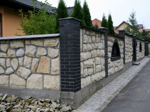 Кирпичный забор с камнем 25 метров