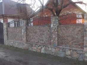 Кирпичный забор с камнем 6 соток