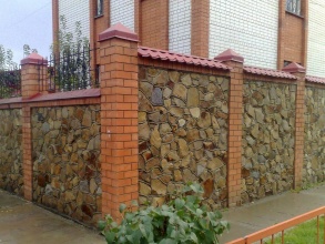 Кирпичный забор с камнем 80 метров