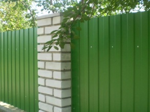 Забор из профнастила с кирпичными столбами 18 метров