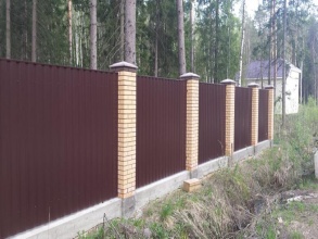 Забор из профнастила с кирпичными столбами 90 метров