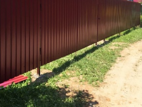 Забор из профнастила с утрамбовкой щебнем 25 метров