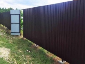 Забор из профнастила с утрамбовкой щебнем 70 метров