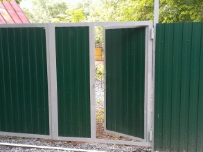 Забор из профнастила с воротами и калиткой 10 метров