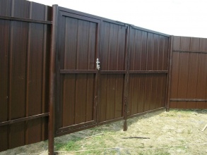 Забор из профнастила с воротами и калиткой 150 метров