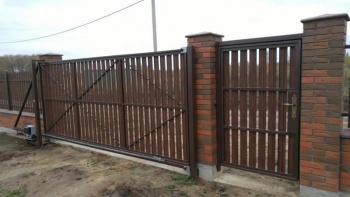 Забор из евроштакетника с кирпичными столбами 50 метров