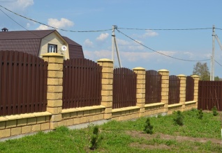 Забор из евроштакетника с кирпичными столбами 68 метров