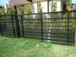 Забор из поликарбоната на металлическом каркасе 10 соток