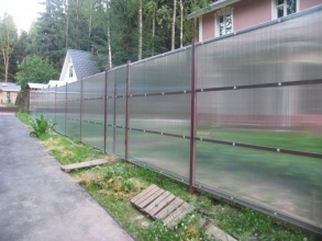 Забор из поликарбоната на металлическом каркасе 6 соток